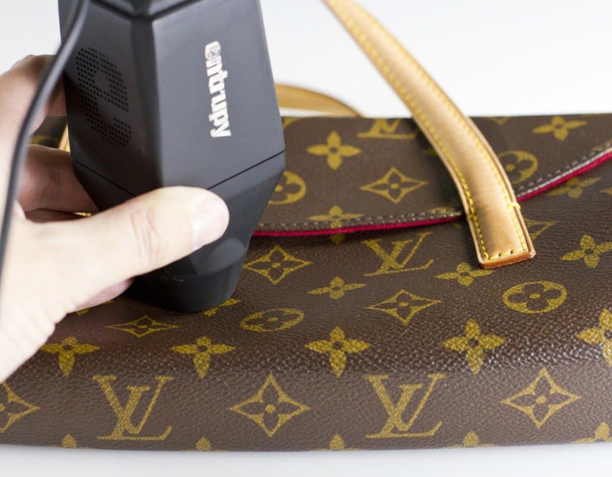 Проверка сумки Louis Vuitton аппаратом Entrupy